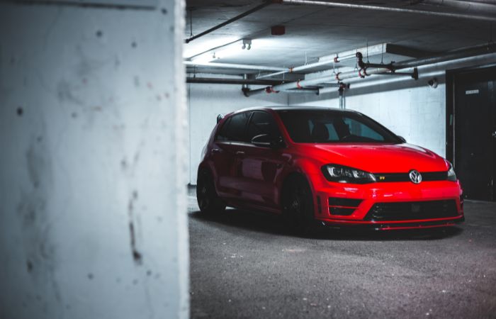 Б/у Geely 2024 года или 10-летний Volkswagen: честный вердикт эксперта